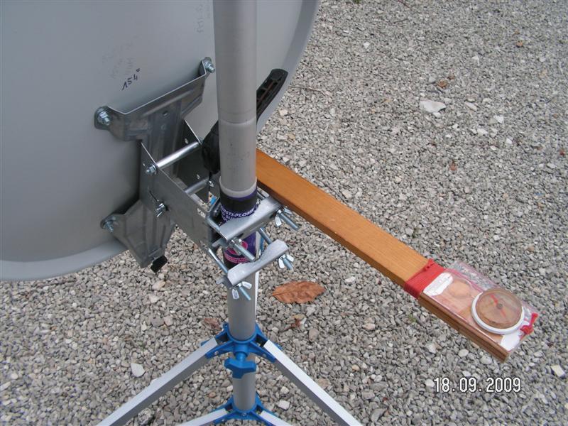 La boussole est en fixe sur la règle en bois.