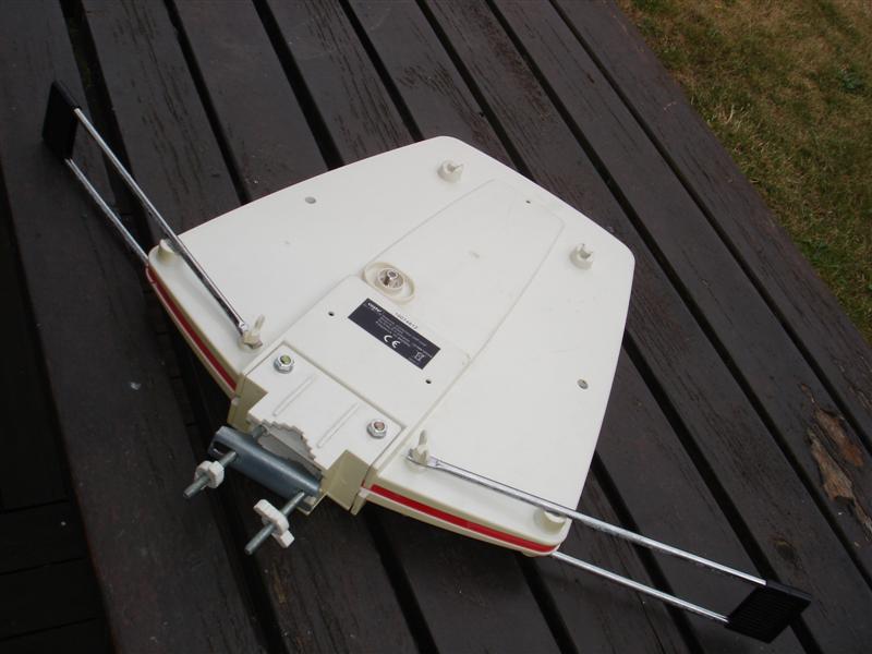 Antenne ici à l'envers .Sur l'étiquette : Antenne d'extérieur VHF/UHF Model N°6704A. Ou fiche D.C entrante:12-100mA.Fréquence:47-862MHz