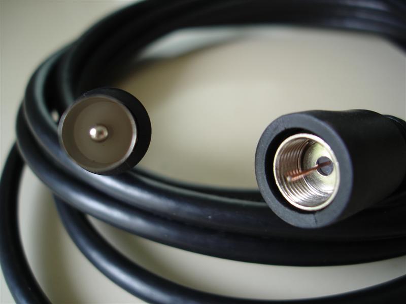 câble coaxial : à gauche prise côté TV , à droite connecteur vissant côté antenne avec caoutchouc de protection pluie