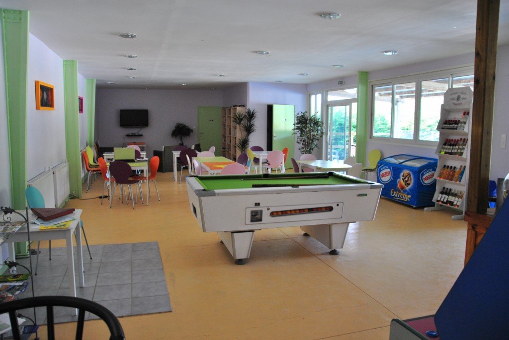 Bar et salle de télé et jeux [1024x768].JPG