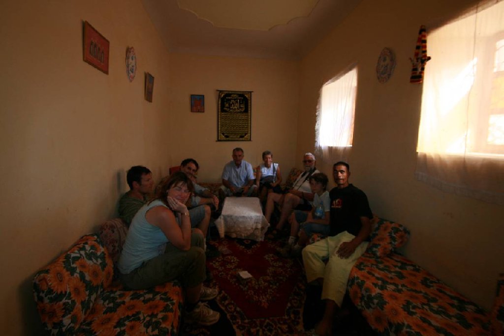 Chez Abdou, en attendant le Thé à la menthe, avec des touristes Français rencontrés sur place<br />.<br />.