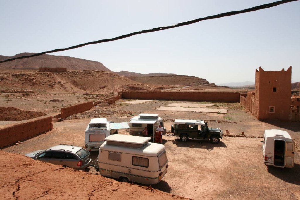 Le parking d'Abdou qui a servi de terrain de "camping sauvage" dans un site classé au patrimoine mondial de l'UNESCO.<br />On a tout bien balayé avant de repartir, respect oblige...<br />.<br />.