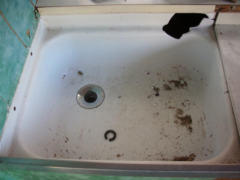 l' evier avec un trou qui servait a un tendeur de passer et de tenir le toit fermé