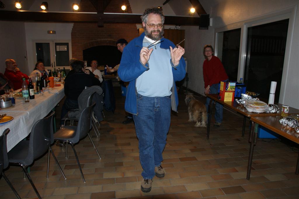 Markus le sourcier ! ...sous le contrôle de Christian/chag . Je dois dire qu'ils n'ont pas trouvé beaucoup d'eau du côté de la table....