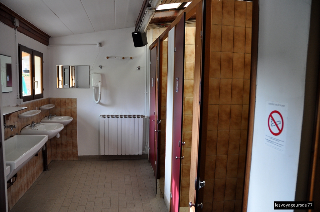 pièce chauffée avec 4 douches , lavabos , Seche cheveux et .....musique..