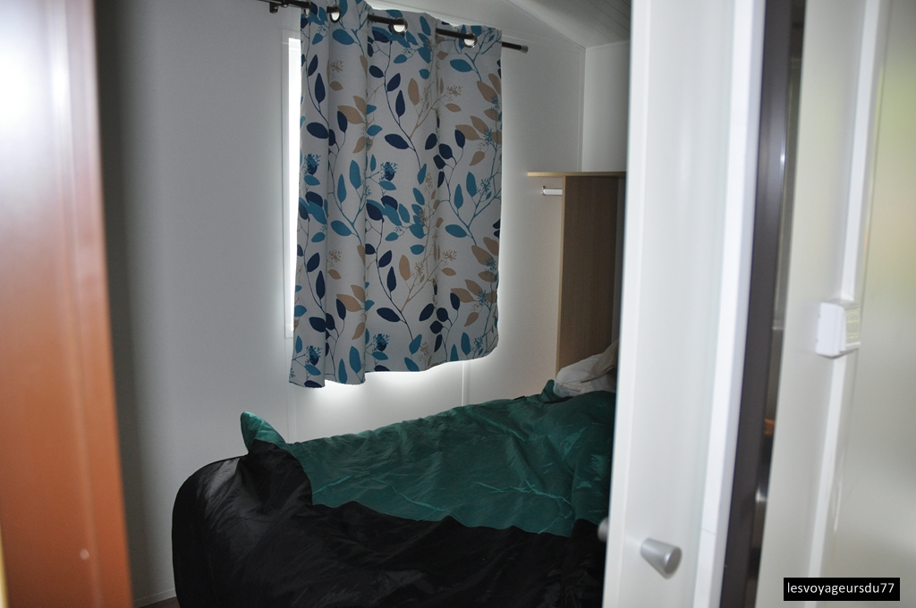 Chambre lit double , le sommier sur vérins se lève pour un accès rangement dessous....