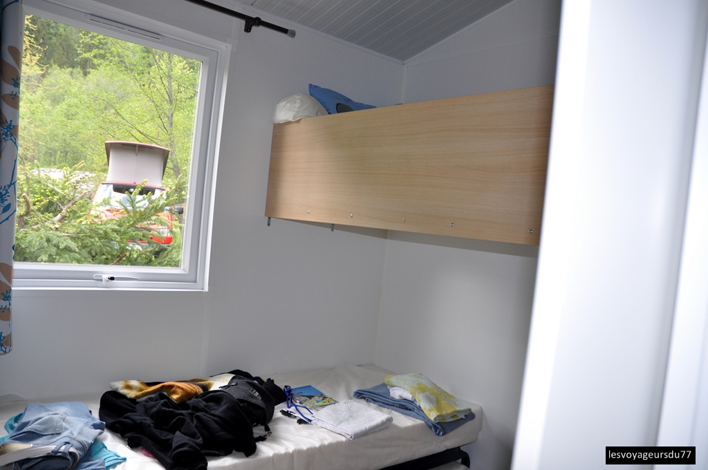 chambre 1 lit en mezzanine , un lit double ou simple , il suffit de repousser le sommier sous le lit ...