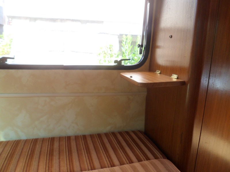 elle peut servir de table de nuit en possition couchette