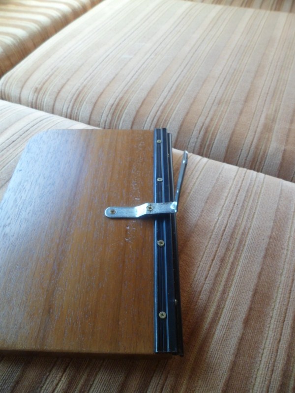 dessous  tablette avec systeme de coulisse de table