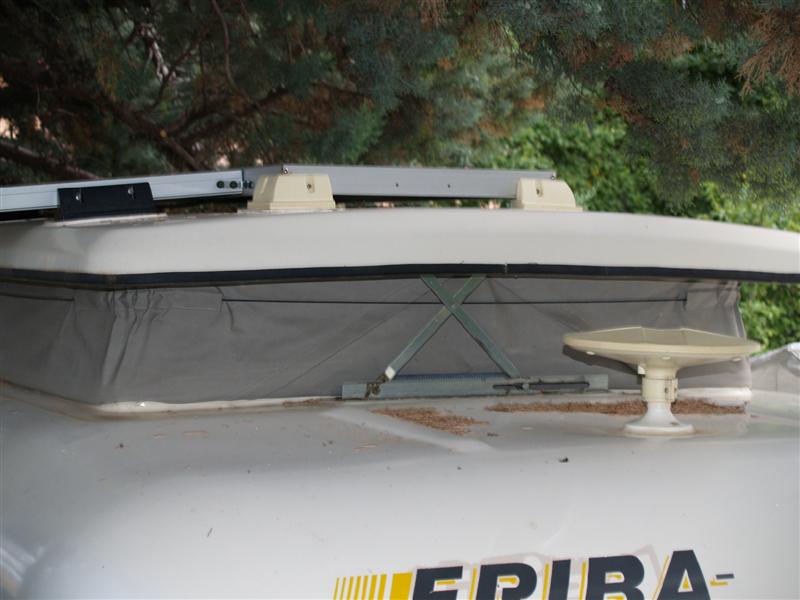 Eriba_vue_panneaux_solaires_et_antenne_TV_P7201034.JPG
