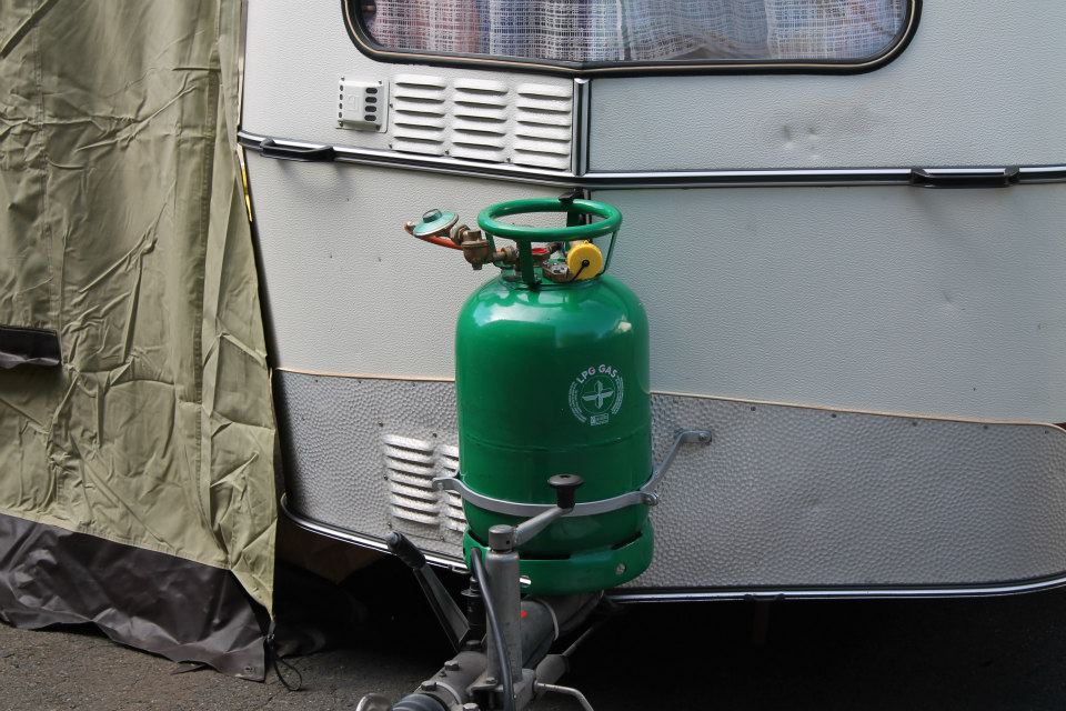 Petite modification réalisée l'été dernier afin de reprendre la bonbonne LPG de notre ancien Mobilhome qui a été détruit dans un accident en octobre 2011. Une personne un peu trop alcoolisée l'ayant pris pour rambarde de sécurité.