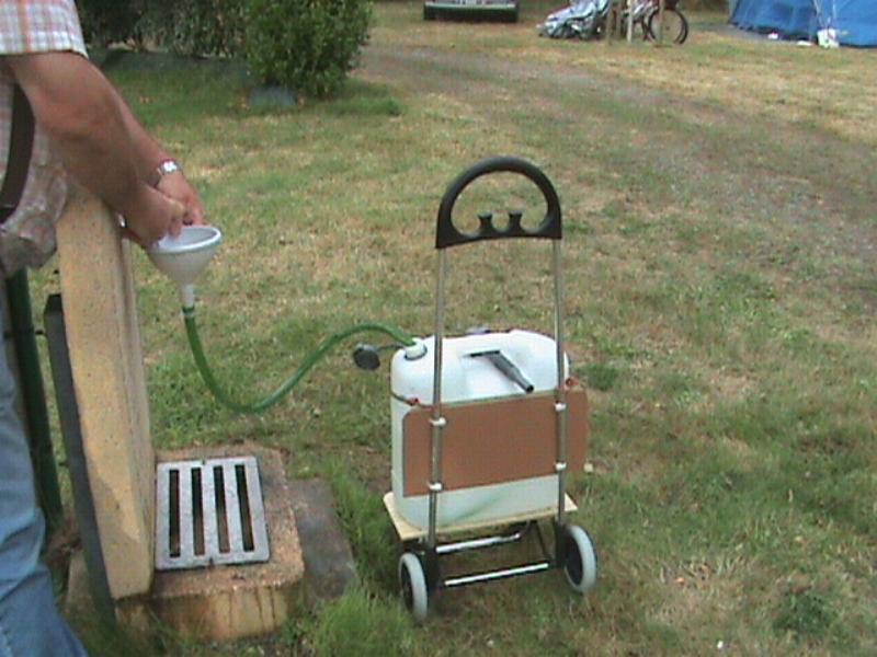 Je fais le plein avec mon entonnoir, prévoir assez long de tuyau pour éventuellement pouvoir se servir au robinet de lavabo ou d'évier.