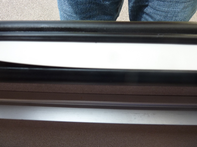 Positionner le cache agrafes que sous un côté du joint