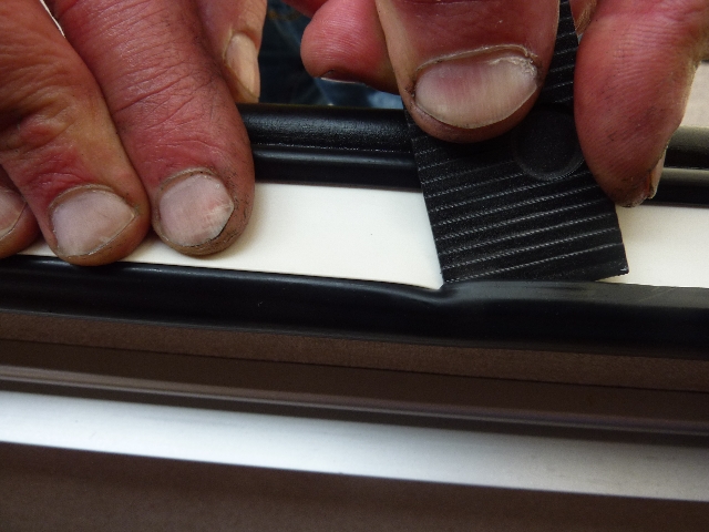 Aide de la cale  pour faire ressortir le joint sur le cache