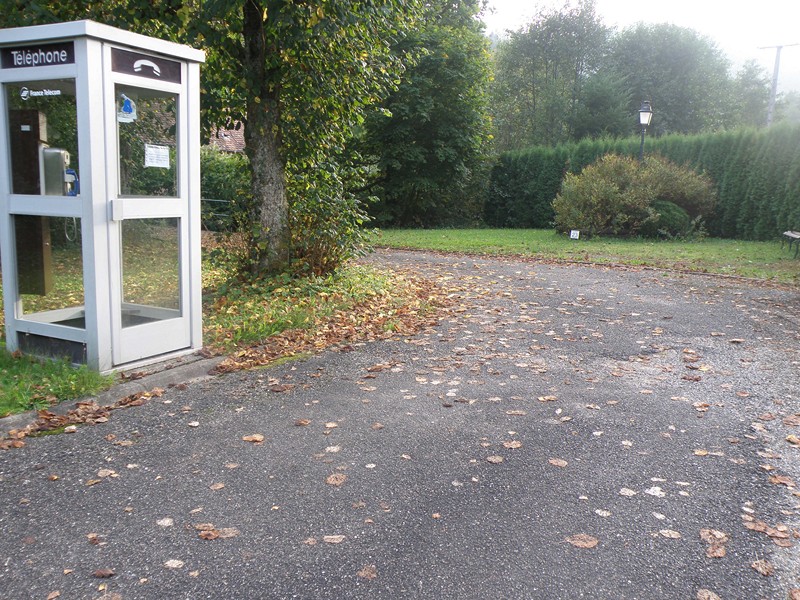 le telephone ne passe pas mais il y a la cabine