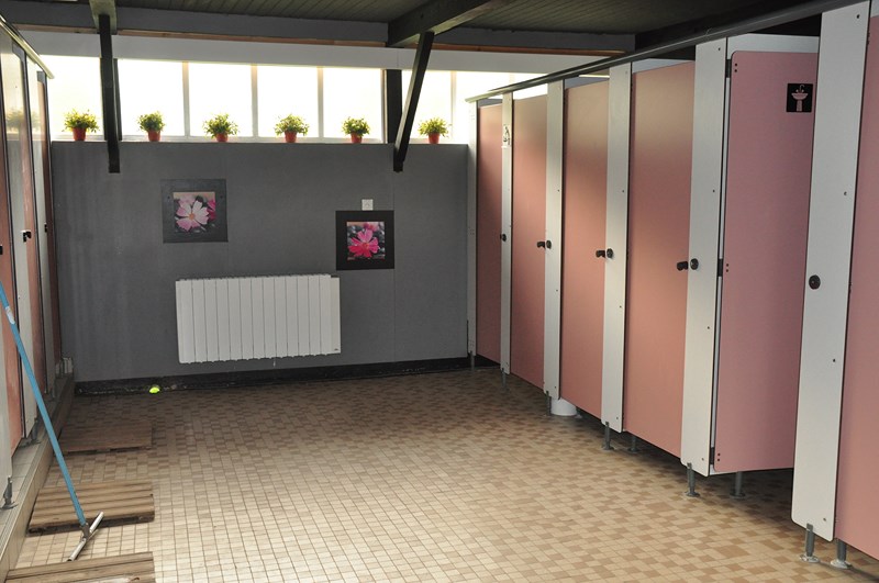Le bloc sanitaire : WC douches lavabos