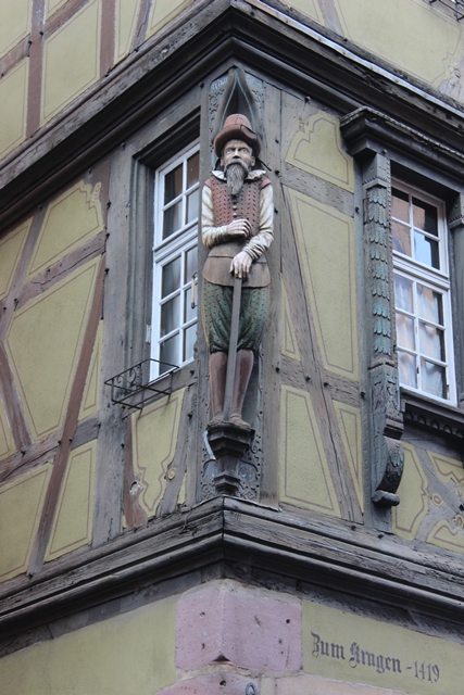 ce personnage fut posé en 1624 et a ce jour na subi aucune rénovation la peinture est celle d'origine et le bois <br />fut traité au lisier  incroyable