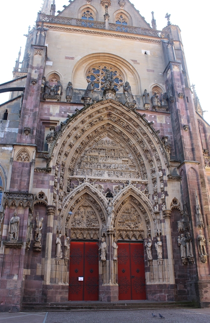 magnifique et curiosités de ces deux portes rouges