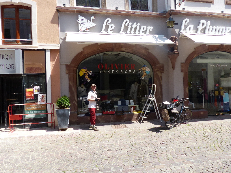 l artiste artisan qui peint les vitrines des villes etapes du tour de france