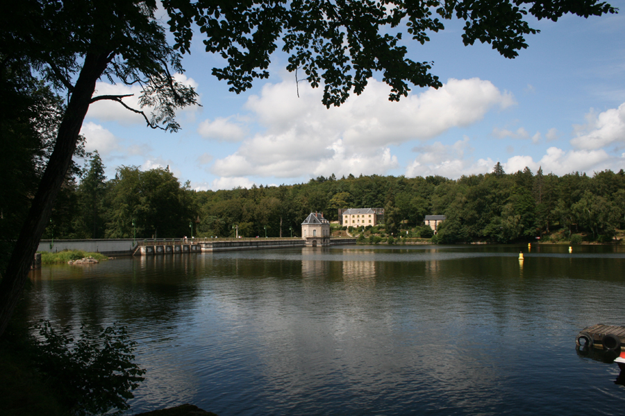 Le barrage du lac des Settons.