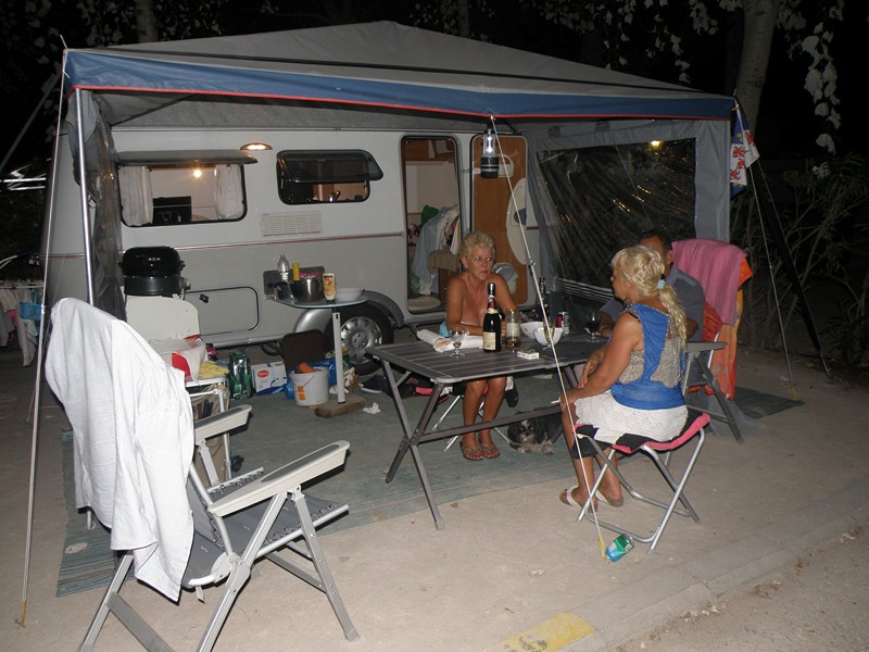 Pour le prix, wifi sur tout le camping et branchement de la parabole offert. La bas, les câbles TV courent partout sur les haies