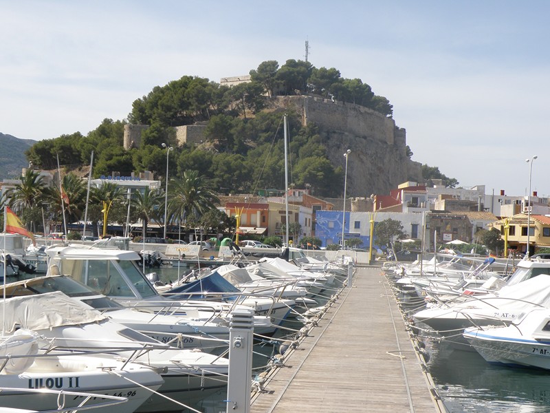 Le port de Dénia et le château fort , au fond