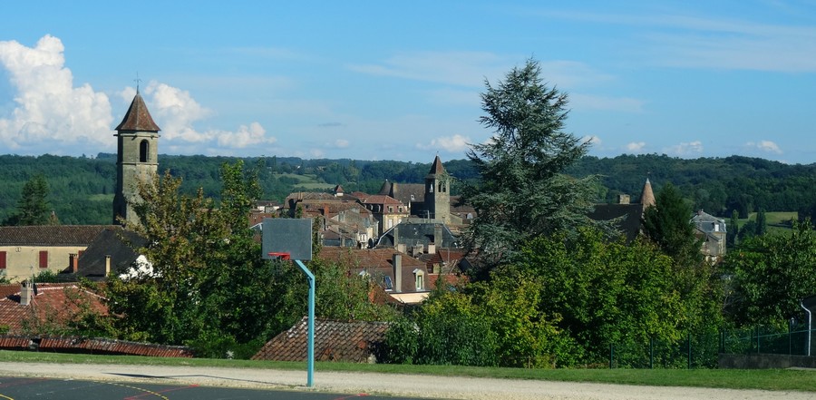 BELVES 7 clochers et un panneau de basket.JPG