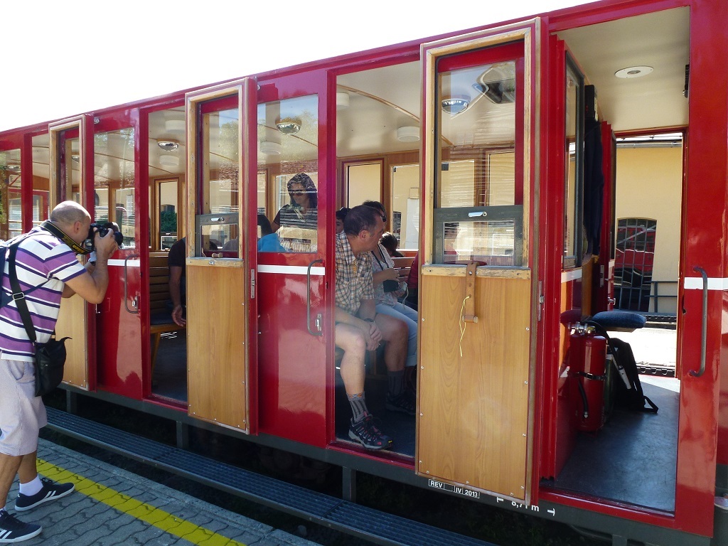 train a cremaillere montant au schafberg 1785 m avec vue a 360° sur  tous les lacs