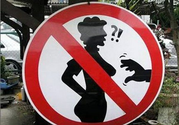 Interdit toucher seins.jpg
