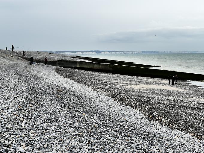 au loin les falaises d'Ault
