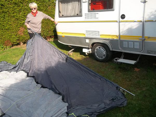 la barre qui se glisse dans la toile. elle peut être fixer par ventouses sur véhicule plat.