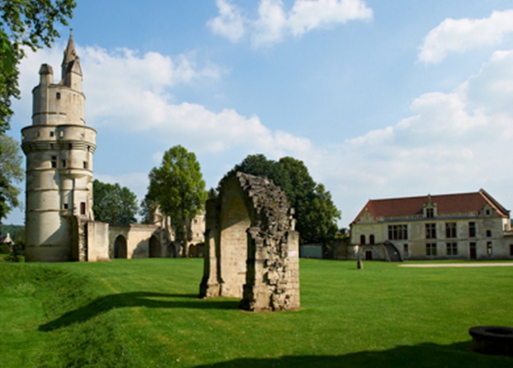 http://www.pourquoichercherplusloin.fr/episode/soissons-le-grand-livre-de-pierre/