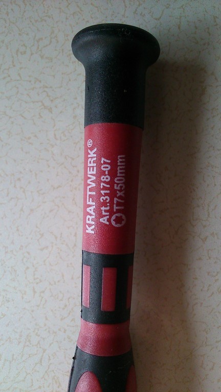 démontage avec une clé torx de 7 mm