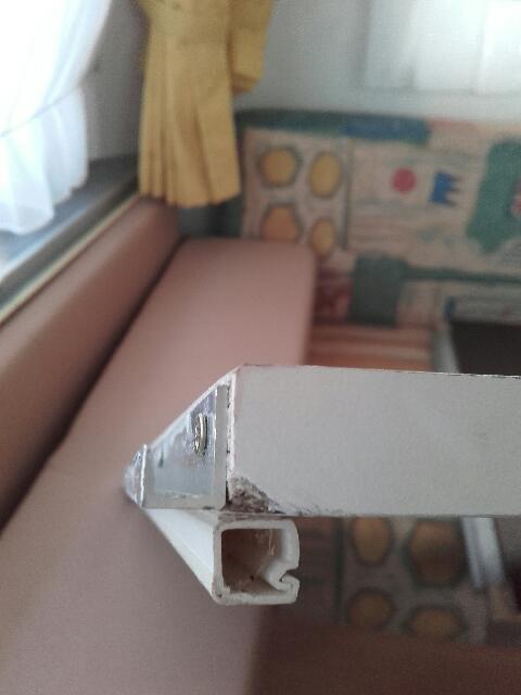 un u en alu que j’ai délignè et laisse 5mm avec un profilé en plastique de 12mm au carré (juste une gaine)qui permet de plaquer le rail et de mettre la table a fleur
