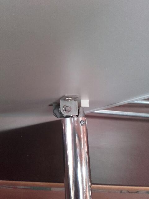 pièce d'un pied de table escamotable (pièce articulé)que j’ai entaillé pour quelle puisse mettre le pied droit
