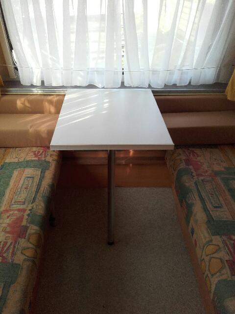 et voila planche mélaminé blanche épaisseur 20mm ;50 cm par 70 cm <br />cela me permettra de laisser les lits jumeaux fait et de manger aisément sur la petite table quand il fait frais.<br />je n’ai pas acheté le rail pas par économie ,mais juste pour le plaisir de bricoler