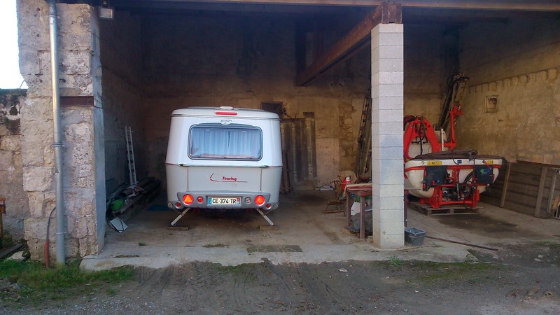 A l'abri sur 3 cotés.