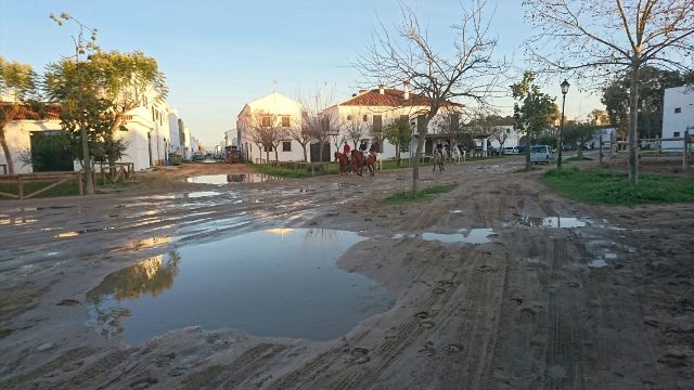 Calles del Rocio, solo aptas para caballos y carruajes.jpg