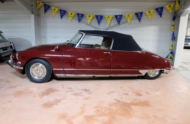 lune des deux cabriolets<br />ds21 cabriolet <br />année ;03/1966<br />couleur bordeaux ac 421<br />km :141 174