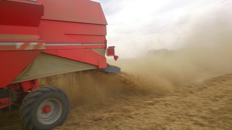 c'est surtout le broyeur qui affine la poussière de fanes de pois