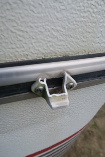 Attache de porte cassée