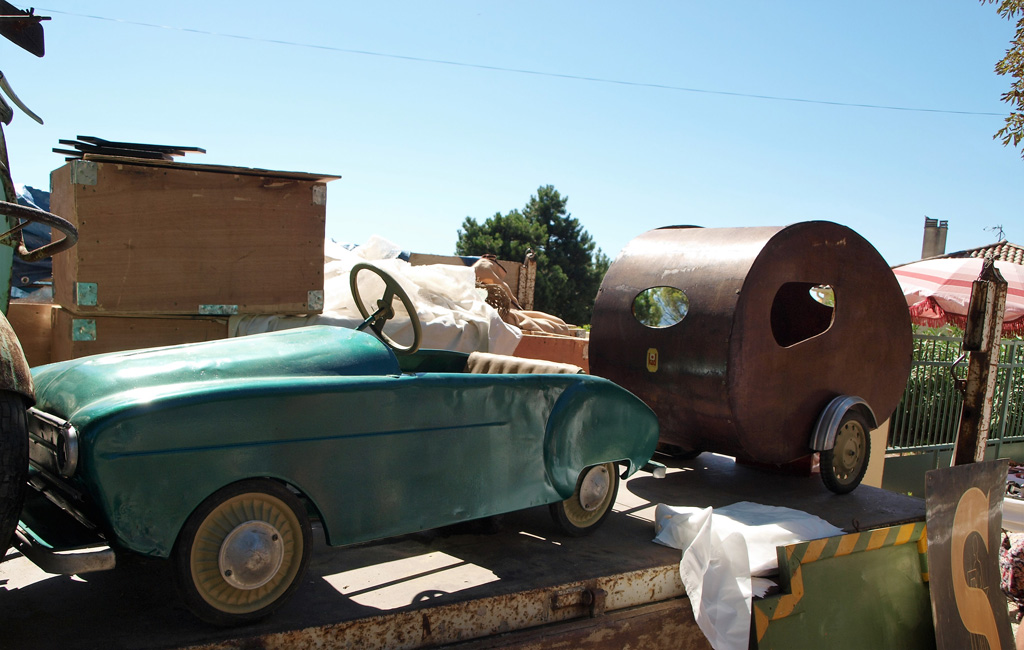 marsanne_drome_vide-greniers_voiture_pedale_simca_aronde_ancien13.jpg