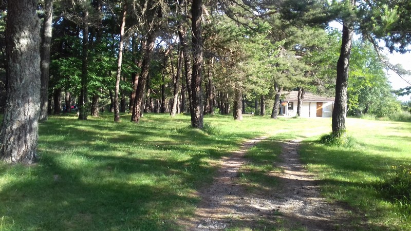 Au loin, les sanitaires.