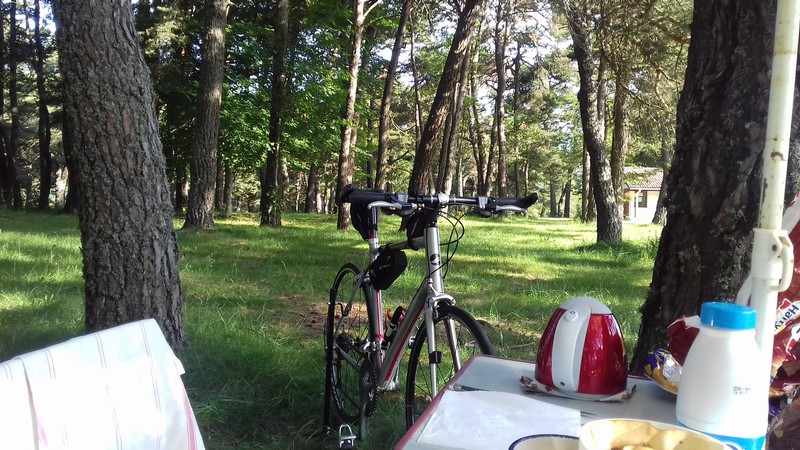 Au petit déjeuner avant un départ à vélo.