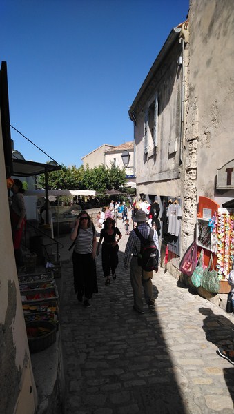Les Baux-de-Provence sont une commune française, située dans le département des Bouches-du-Rhône en région Provence-Alpes-Côte d'Azur. Les Baux, situés dans le massif des Alpilles, sont aujourd'hui principalement un site touristique avant d'être un lieu de vie