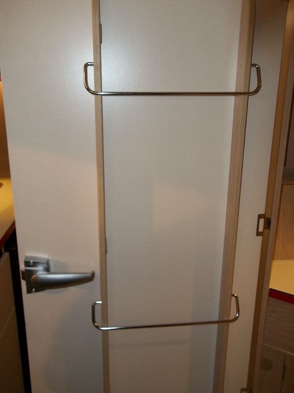 rangement porte des toilettes