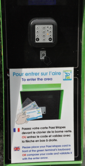 Une borne demande de s'identifier avec  la carte Pass Etapes . Après quoi la barrière d'accès se lève