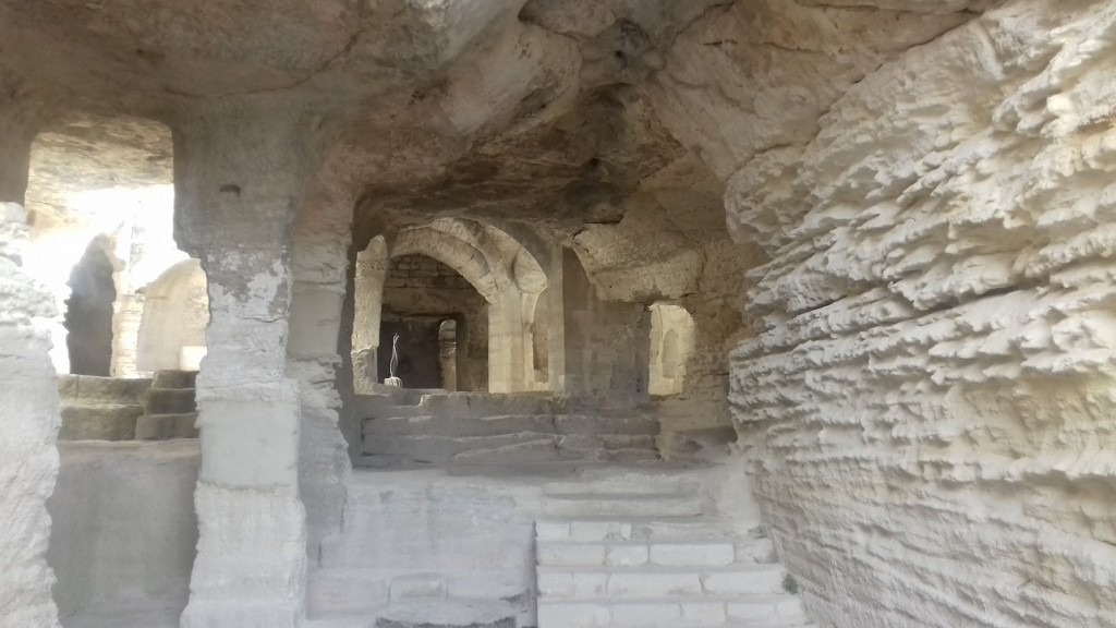 Abbaye Troglodytique st roman.jpg