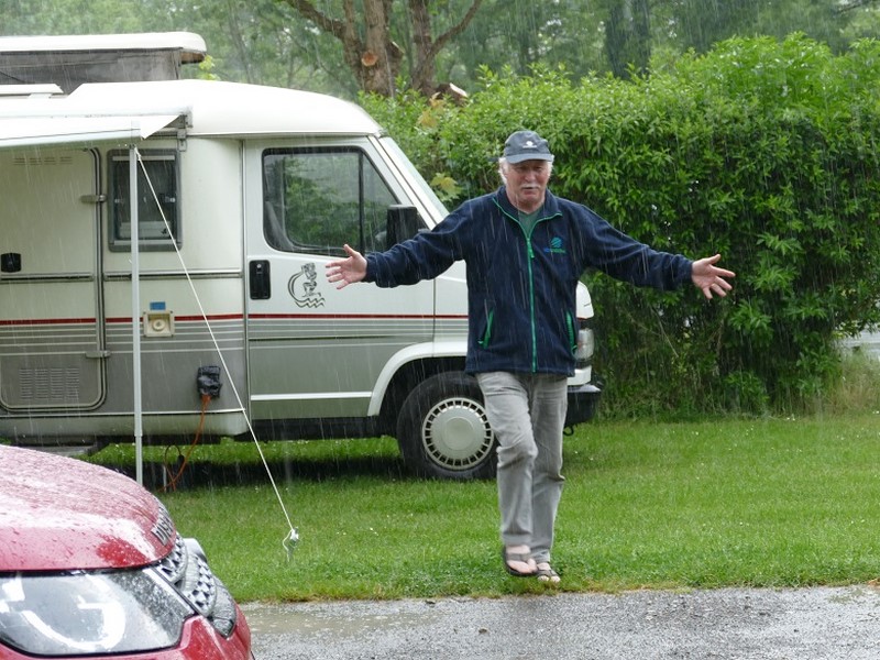Claude sous la pluie - Copie (Copier).jpg