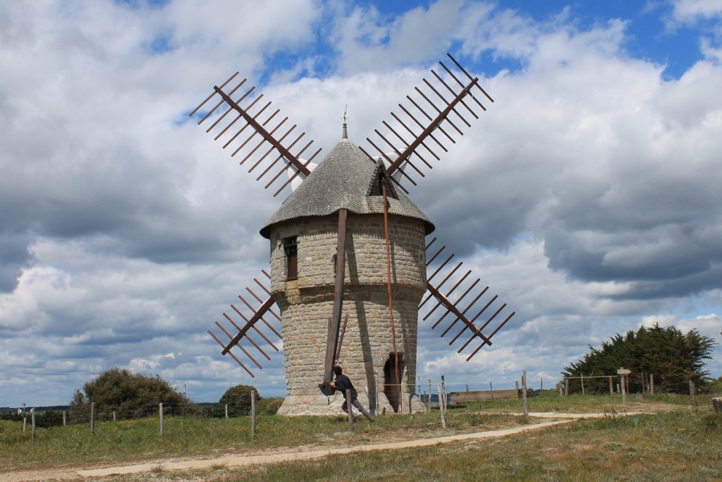 Ici, le meunier oriente les ailes du moulin face au vent